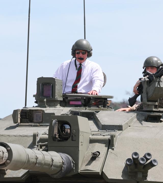 König Charles: Begeisterte Fahrt im Panzer