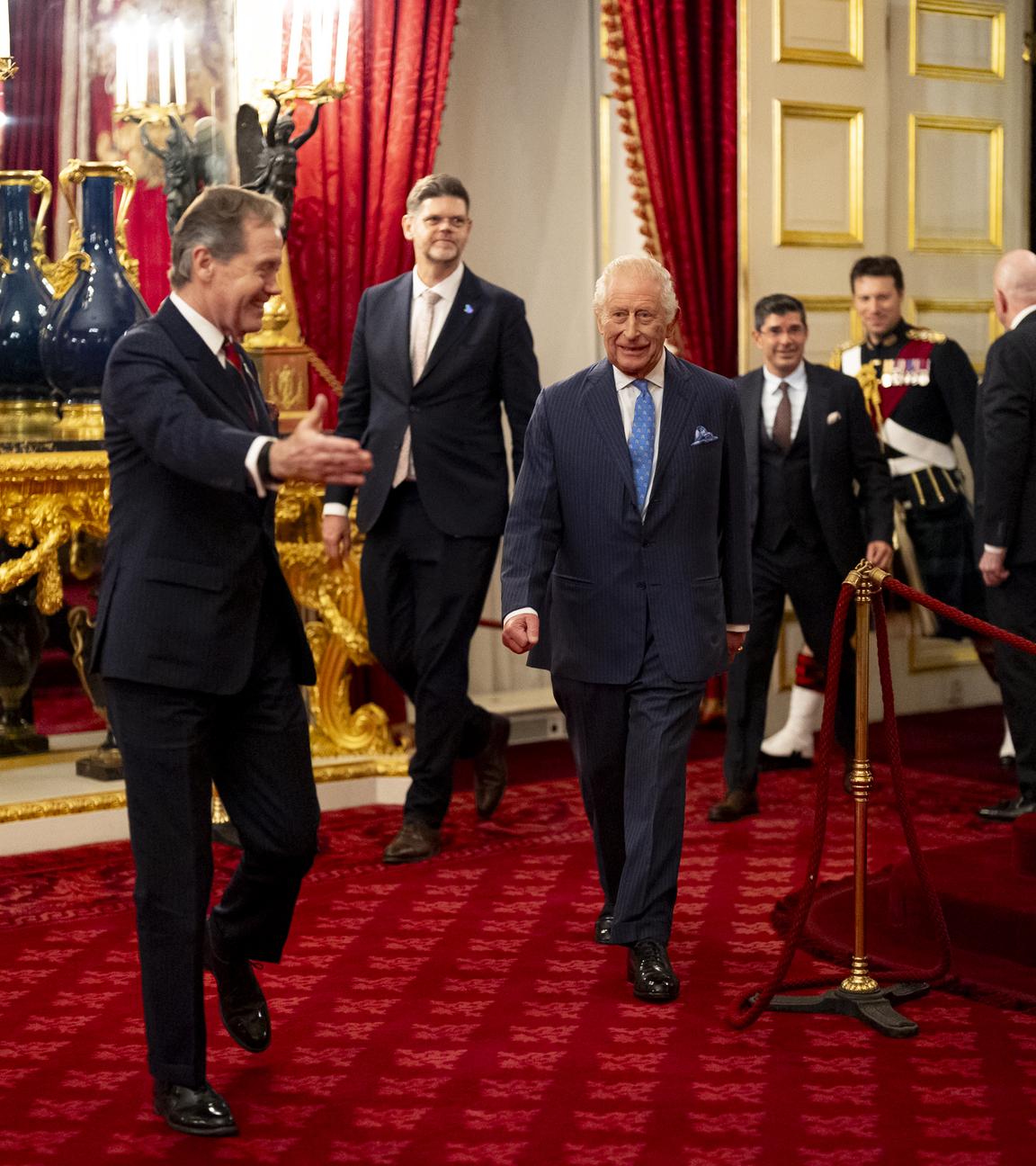 König Charles vor dem Empfang von brasilianischen Indigenen