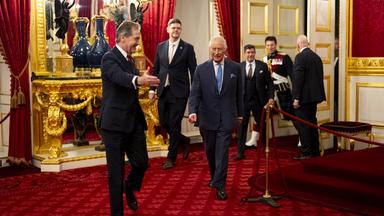 König Charles vor dem Empfang von brasilianischen Indigenen