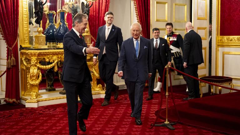 König Charles vor dem Empfang von brasilianischen Indigenen