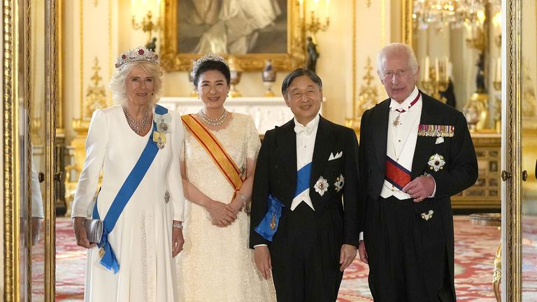 König Charles III. (r) von Großbritannien und seine Frau Königin Camilla (l) begrüßen den Kaiser Naruhito von Japan und dessen Frau, Kaiserin Masako von Japan