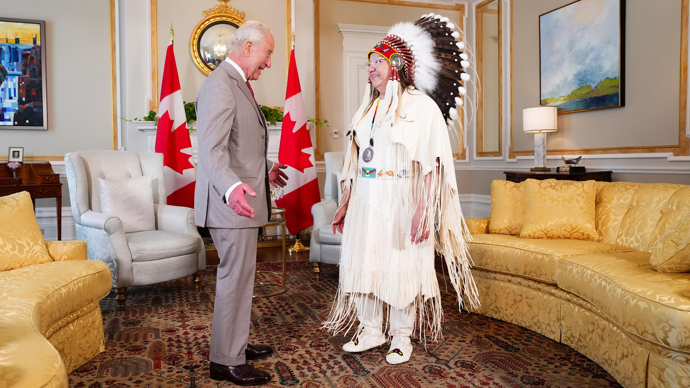 König Charles trifft in Kanada auf einen Vertreter indigener Völker Kanadas.