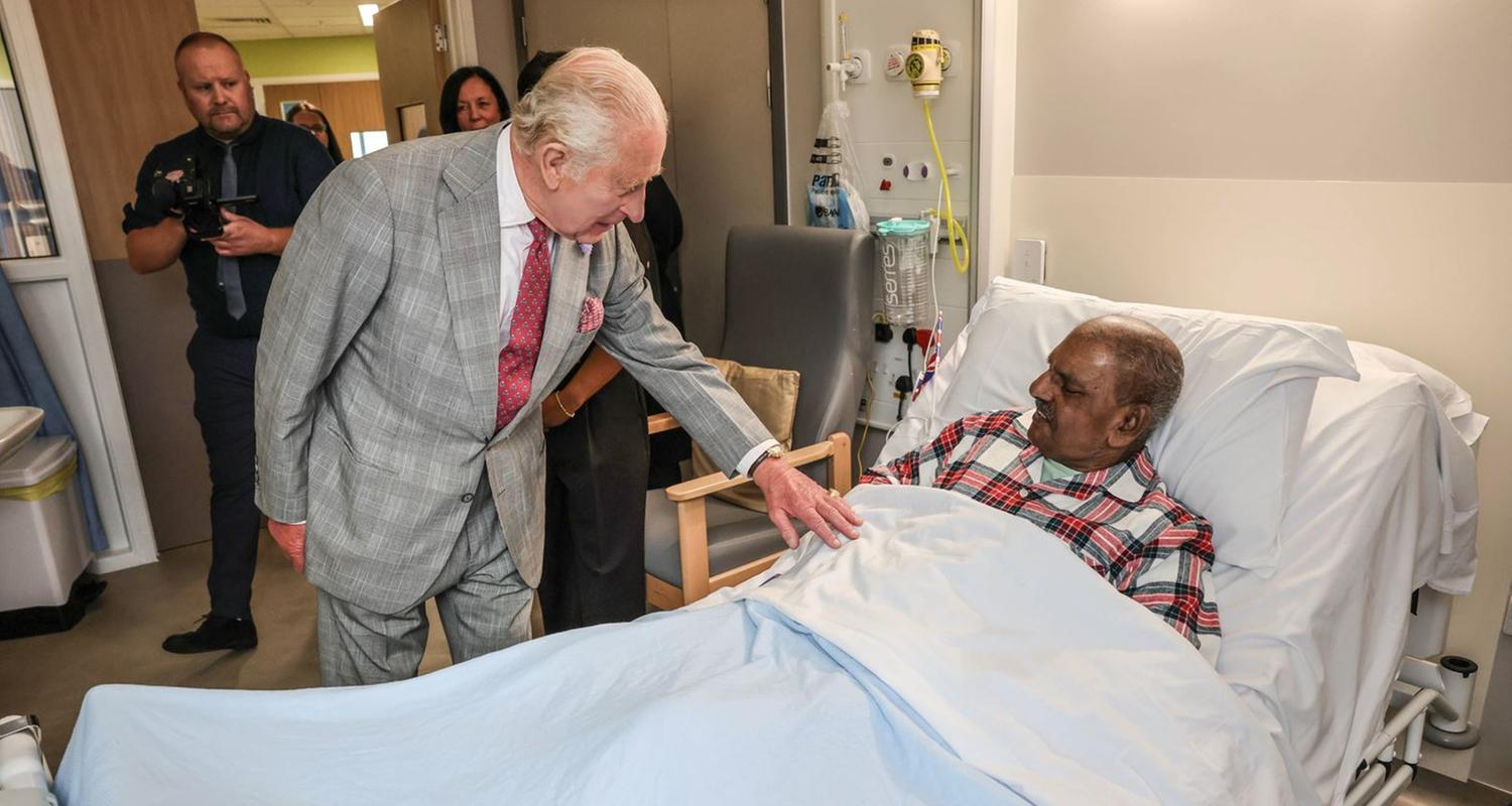 König Charles besucht Krankenhaus-Eröffnung in der Nähe von Birmingham.