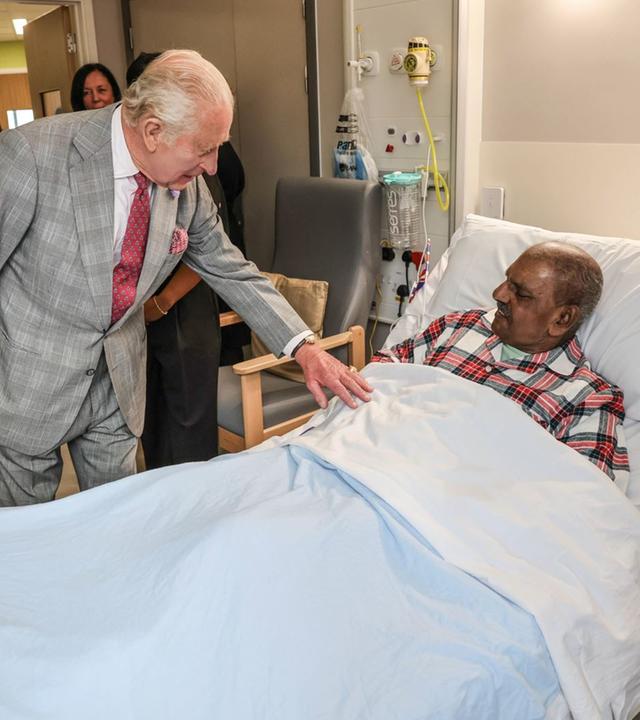 König Charles besucht Krankenhaus-Eröffnung in der Nähe von Birmingham.