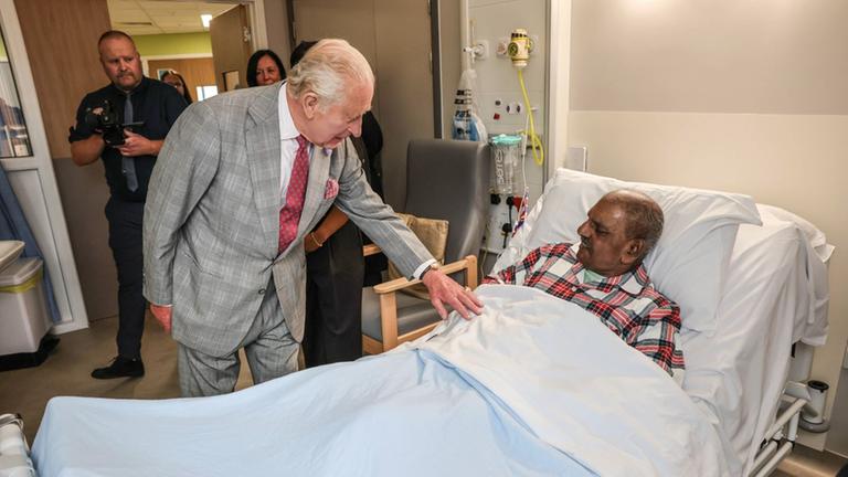 König Charles besucht Krankenhaus-Eröffnung in der Nähe von Birmingham.