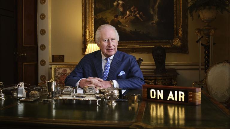 König Charles "on Air" im Buckingham Palace