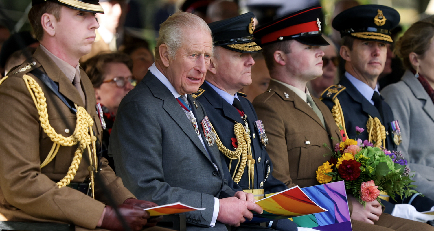 Der britische König Charles III. (2.v.l) nimmt an der Einweihungsfeier für LGBT+-Streitkräfte im National Memorial Arboretum in Alrewas, teil.