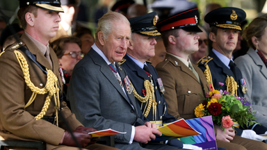 Der britische König Charles III. (2.v.l) nimmt an der Einweihungsfeier für LGBT+-Streitkräfte im National Memorial Arboretum in Alrewas, teil.