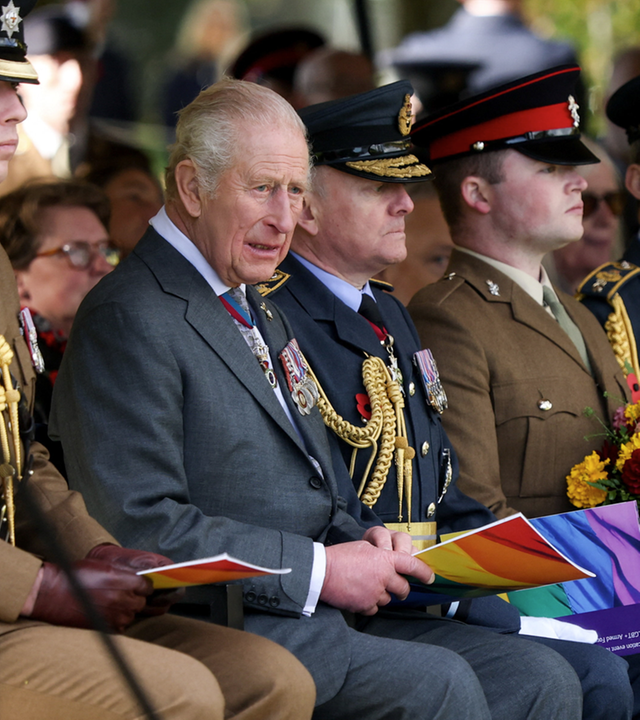 Der britische König Charles III. (2.v.l) nimmt an der Einweihungsfeier für LGBT+-Streitkräfte im National Memorial Arboretum in Alrewas, teil.