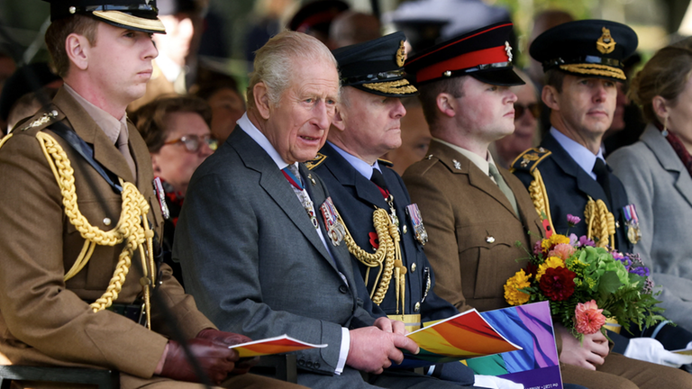 Der britische König Charles III. (2.v.l) nimmt an der Einweihungsfeier für LGBT+-Streitkräfte im National Memorial Arboretum in Alrewas, teil.