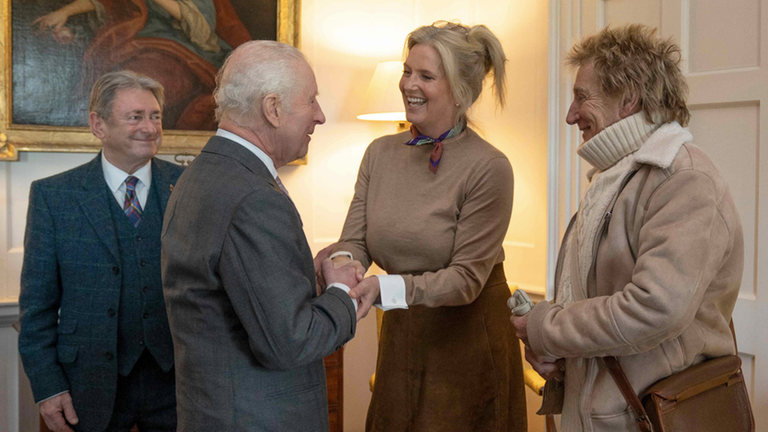 König Charles mit Rod Stewart und Ehefrau Penny Lancastar