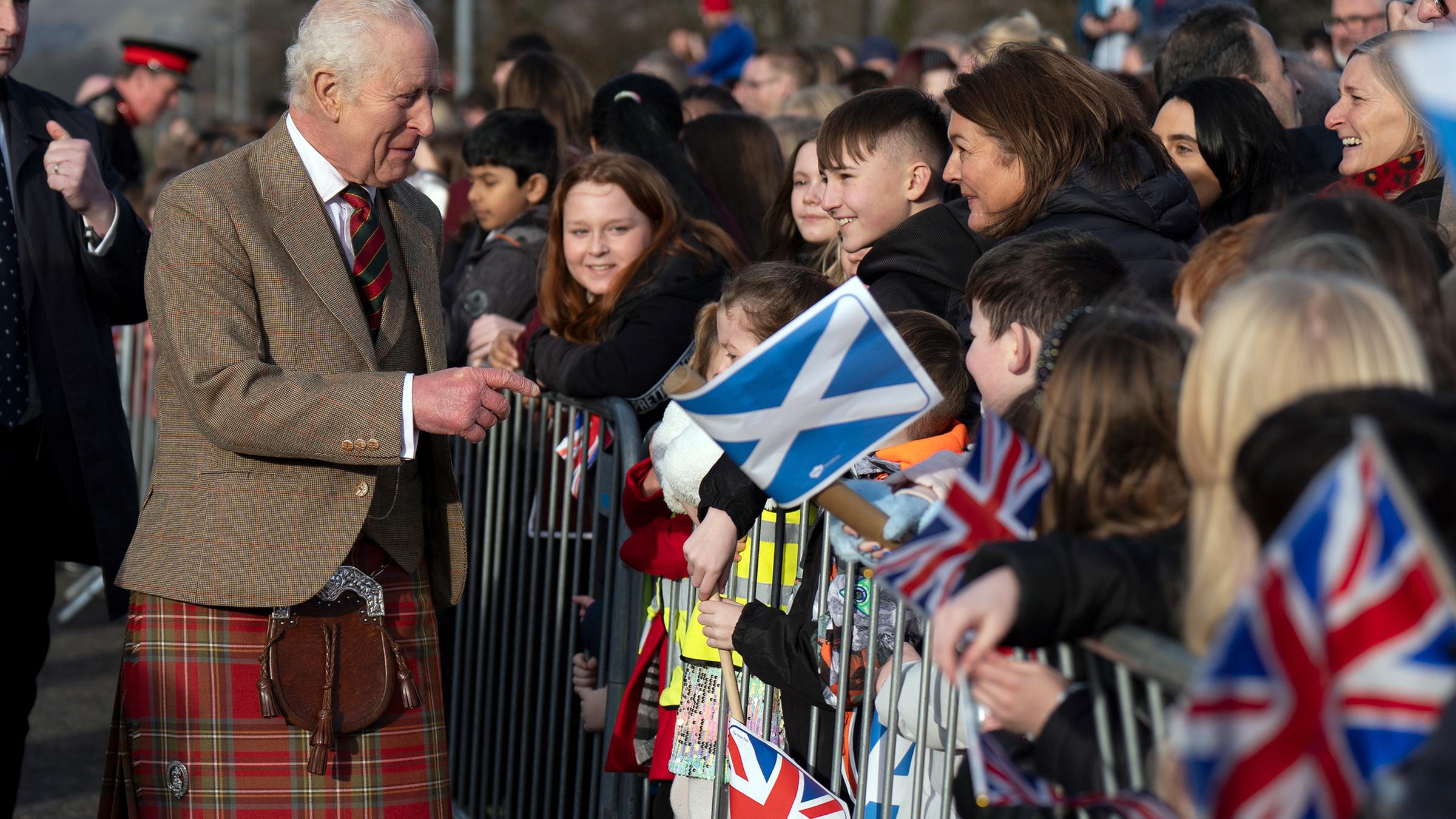 König Charles stilecht im schottischen Kilt 