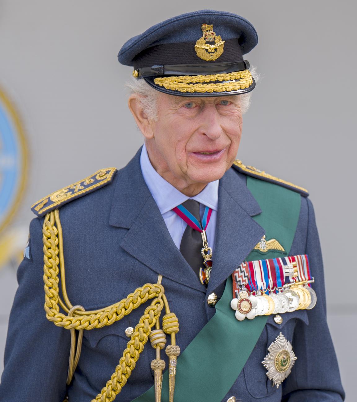 Adel: König Charles bei einem Besuch der RAF Lossiemouth in Moray