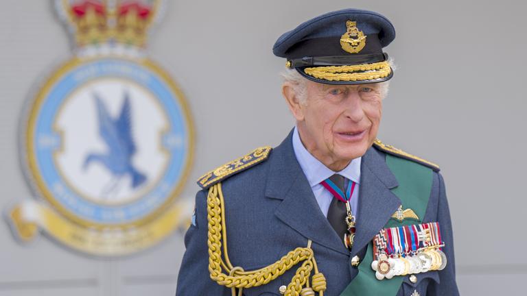 Adel: König Charles bei einem Besuch der RAF Lossiemouth in Moray