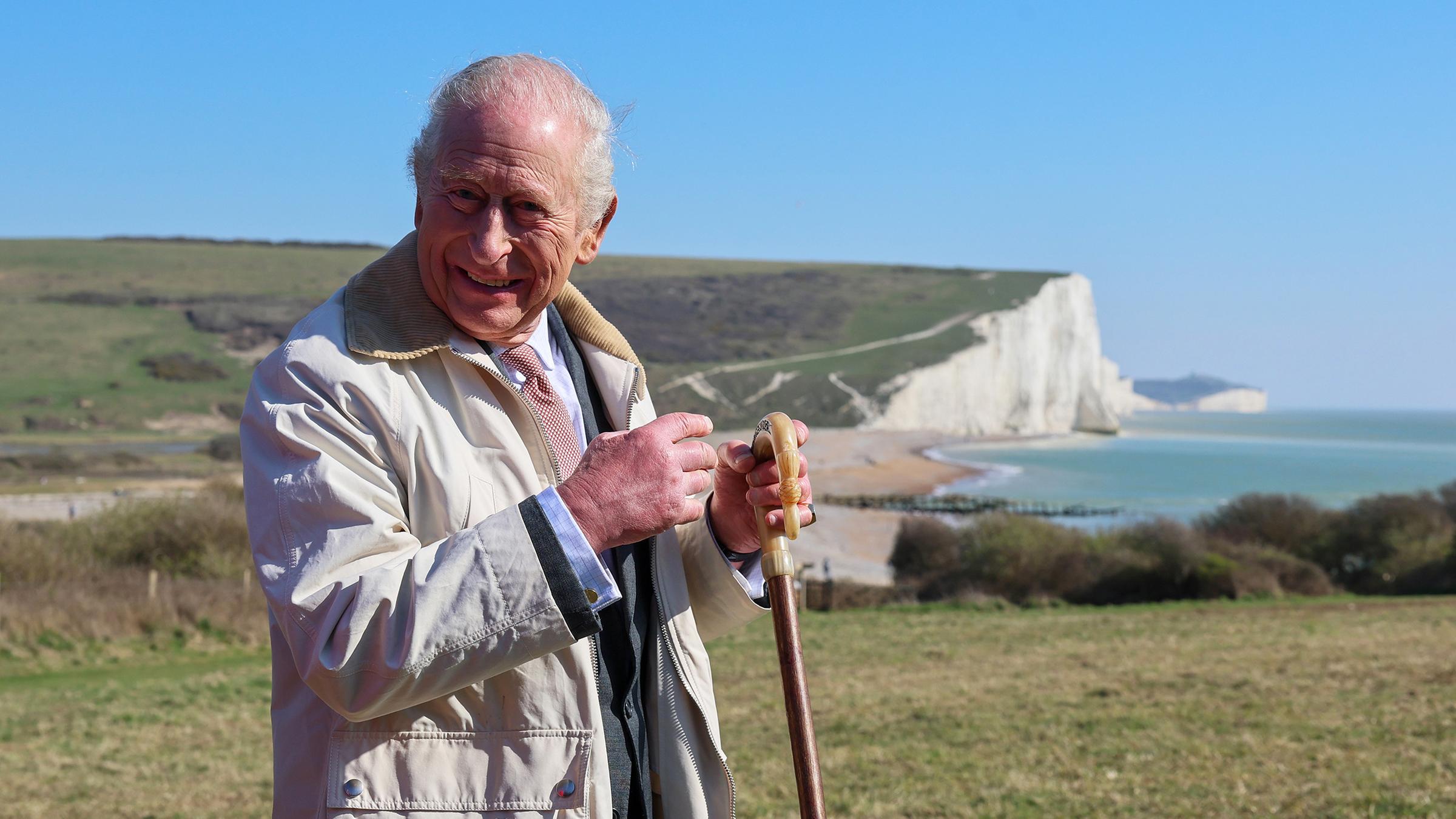 König Charles wandert einen Künstenwanderweg.