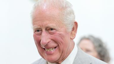 König Charles III. lachend