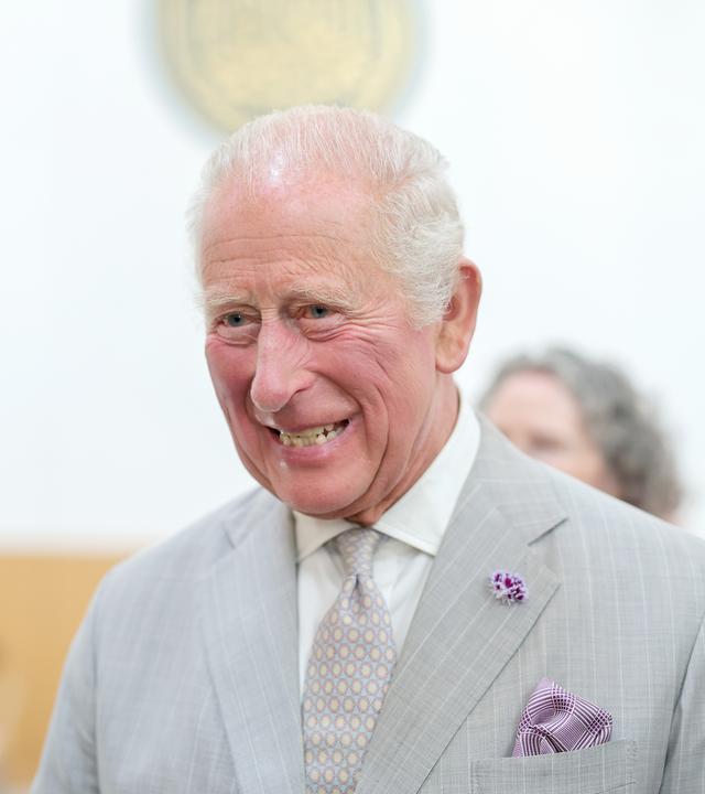 König Charles III. lachend
