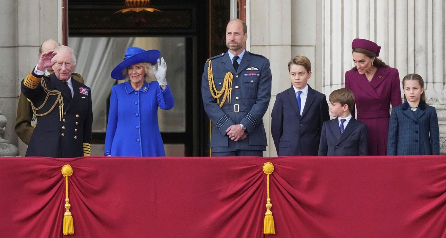 König Charles mit seiner Familie bei der Feier des "Victory in Europe Day"