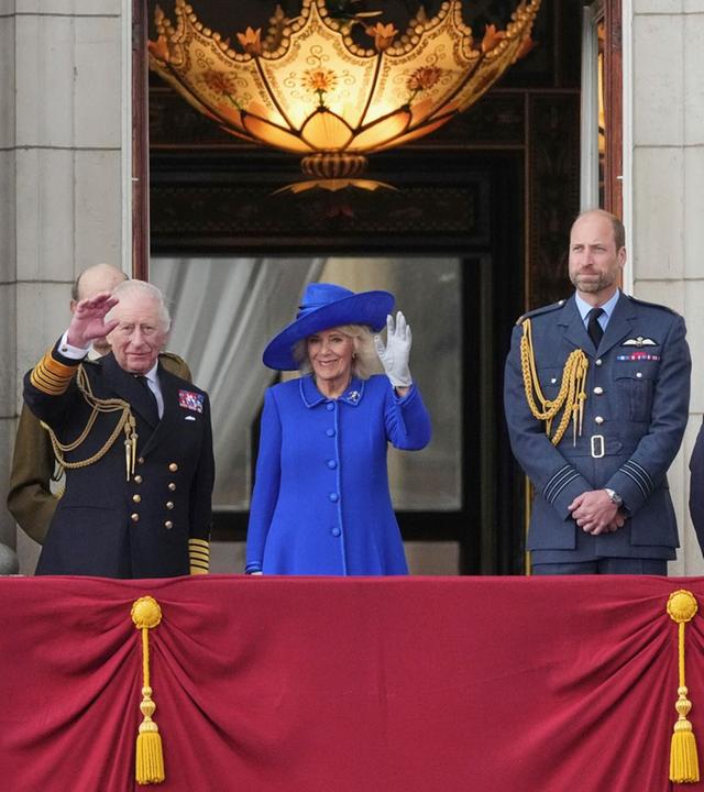 König Charles mit seiner Familie bei der Feier des "Victory in Europe Day"