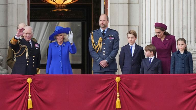 König Charles mit seiner Familie bei der Feier des "Victory in Europe Day"