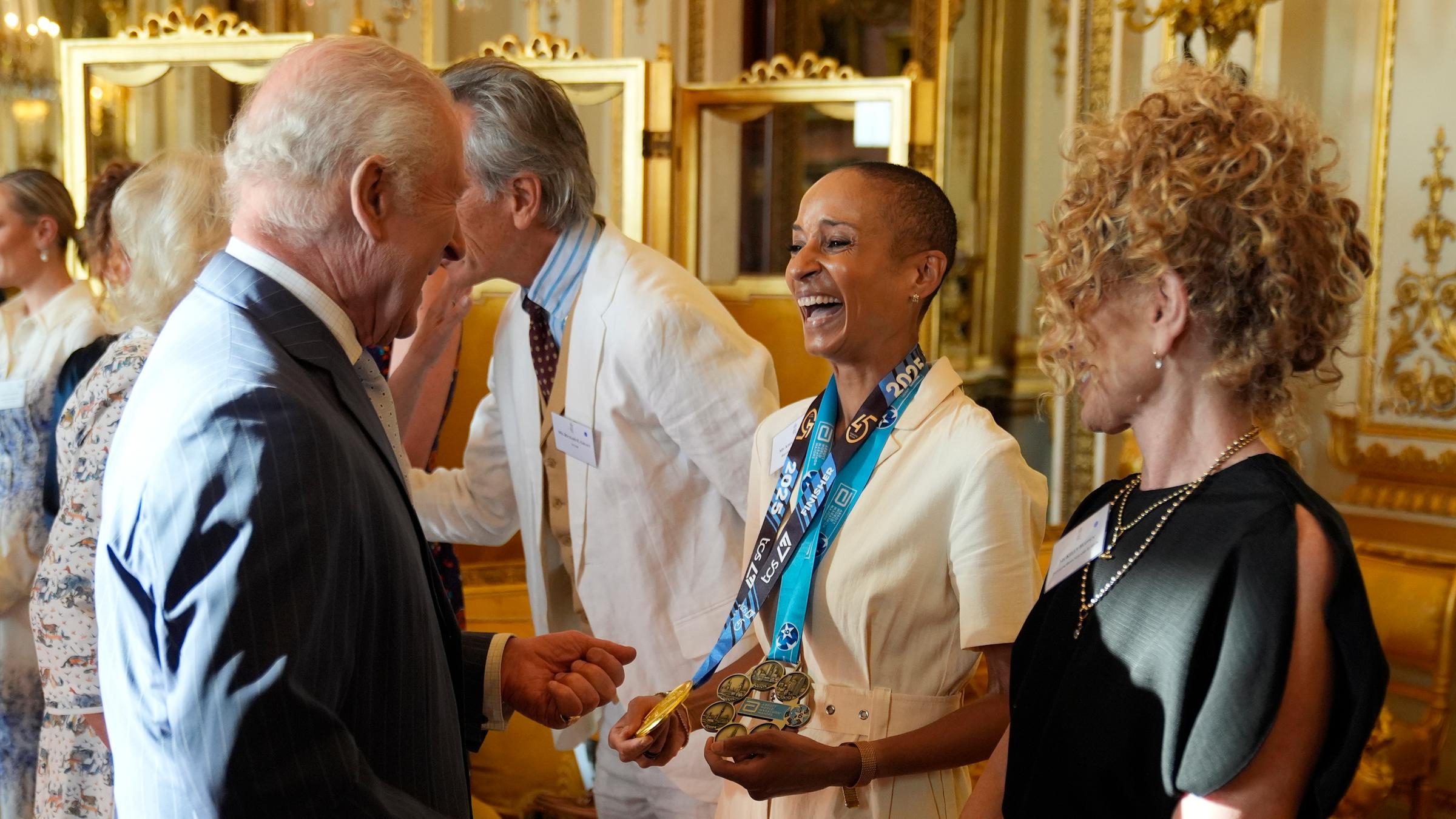 Der britische König Charles III. spricht mit der Radiomoderatorin Adele Roberts während eines Empfangs im Buckingham Palace in London anlässlich gemeinschaftlicher Initiativen zur Sensibilisierung für Krebs und zur Unterstützung von Krebspatienten am Mittwoch, den 30. April 2025. 