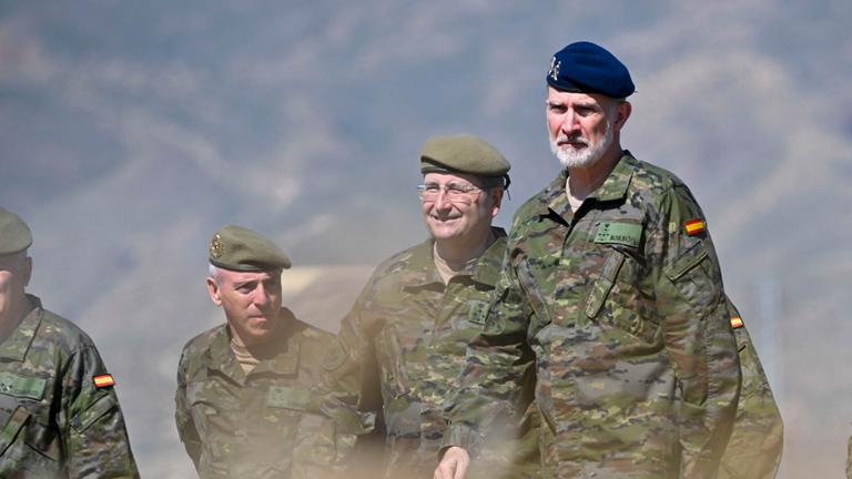König Felipe von Spanien besucht in Uniform einen Militär-Stützpunkt in Andalusien.