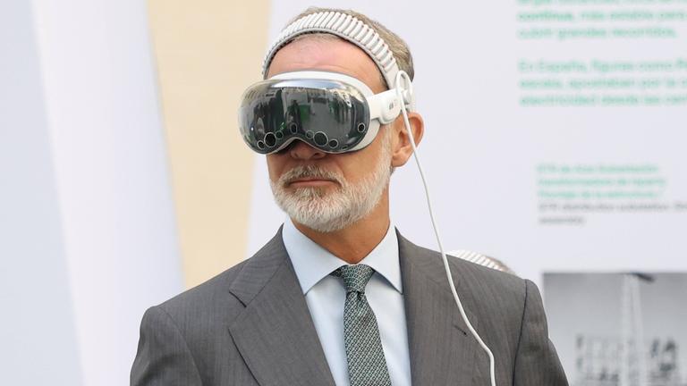 König Felipe trägt eine Brille, mit der er eine virtuelle Realität erleben kann. 