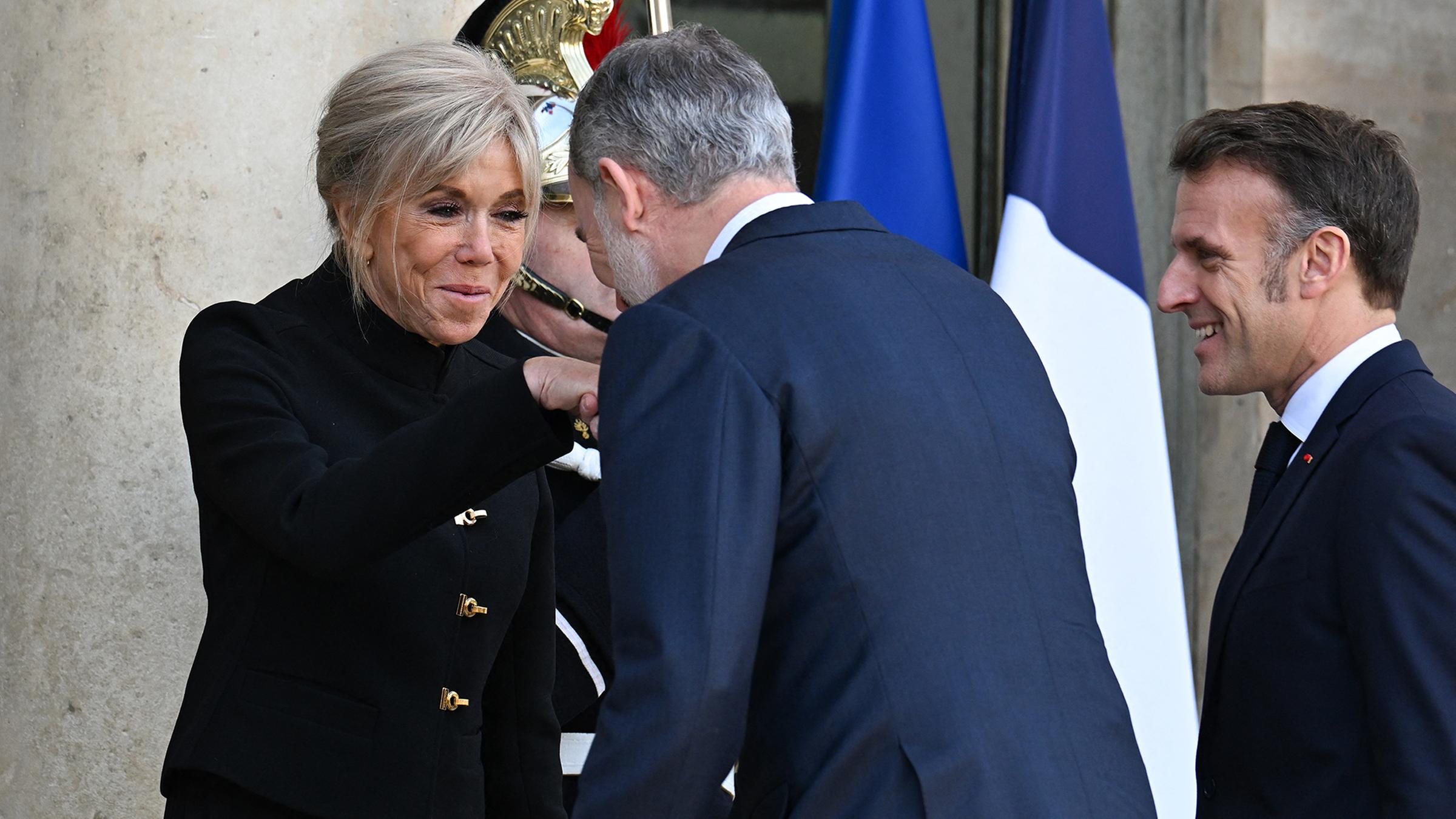 Staatsbesuch im Élysée-Palast mit Verbeugung und angedeutetem Handkuss: Spaniens König Felipe lässt bei Präsidenten-Gattin Brigitte Macron seinen ganzen Charme spielen. (14.01.2026)