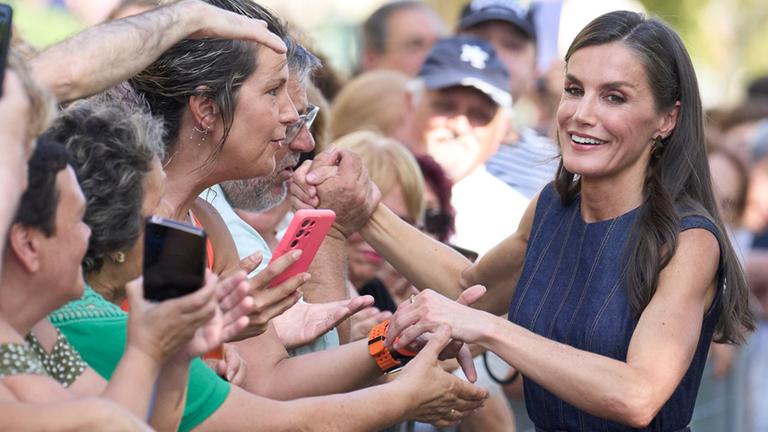 Königin Letizia bei Besuch eines Wohnprojekts in Barcelona
