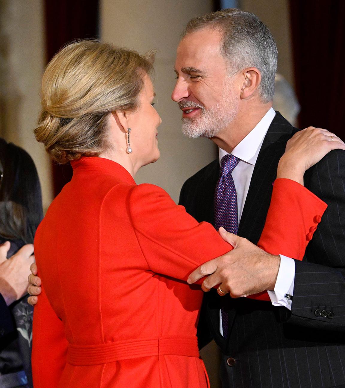 Rührend: König Felipe umarmt Königin Mathilde