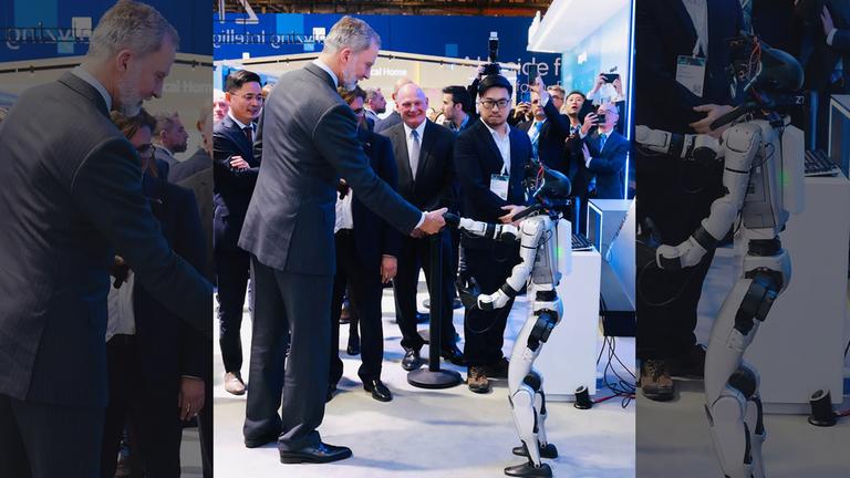 Der spanische König Felipe schüttelt auf dem Mobile World Congress in Barcelona einem Roboter die "Hand"