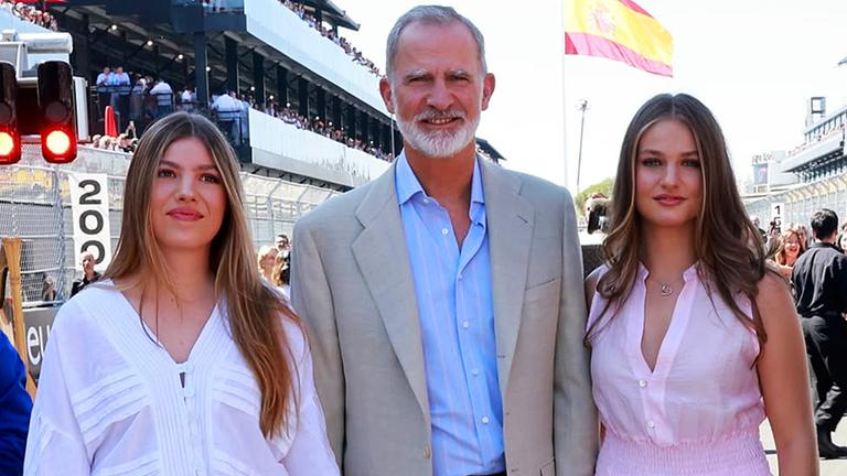 König Felipe mit seinen Töchtern Leonor und Sofia beim Formel 1 Rennen in Madrid. 