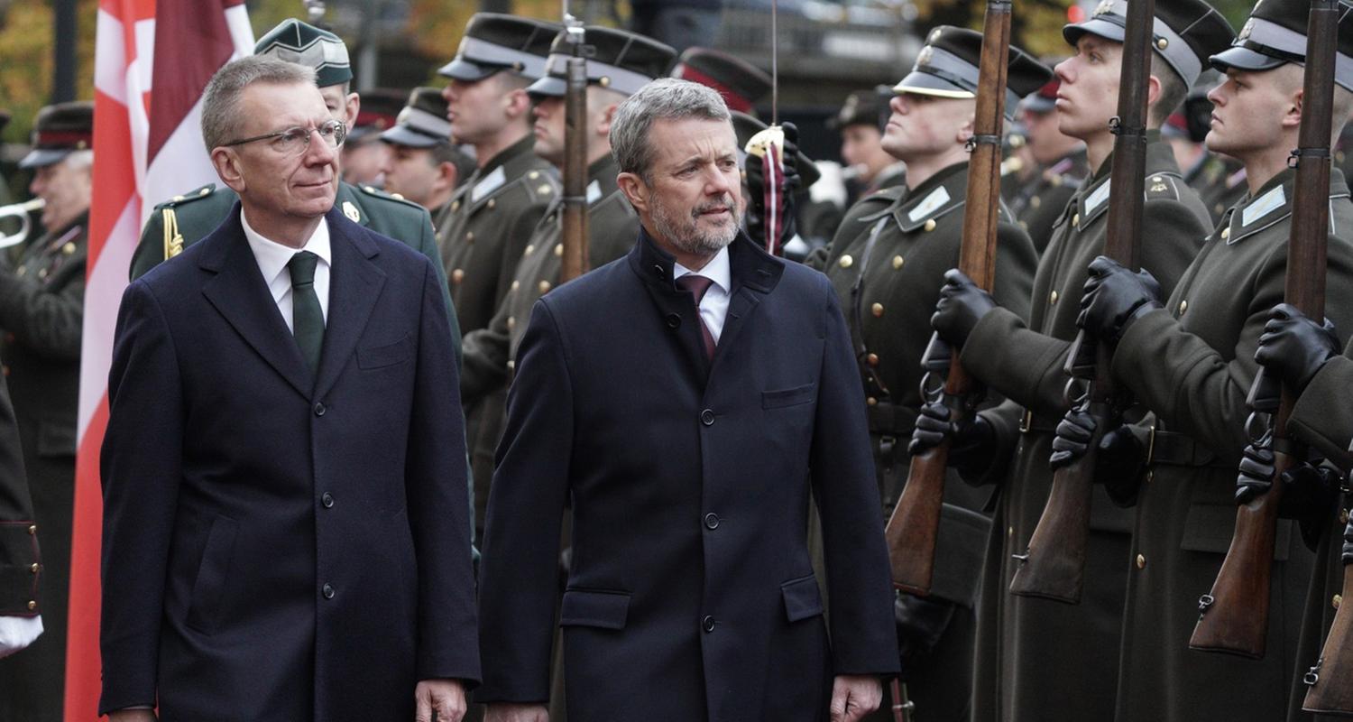 Der dänische König Frederik X. mit dem lettischen Präsidenten Edgars Rinkēvičs in Riga.
