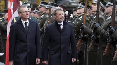 Der dänische König Frederik X. mit dem lettischen Präsidenten Edgars Rinkēvičs in Riga.