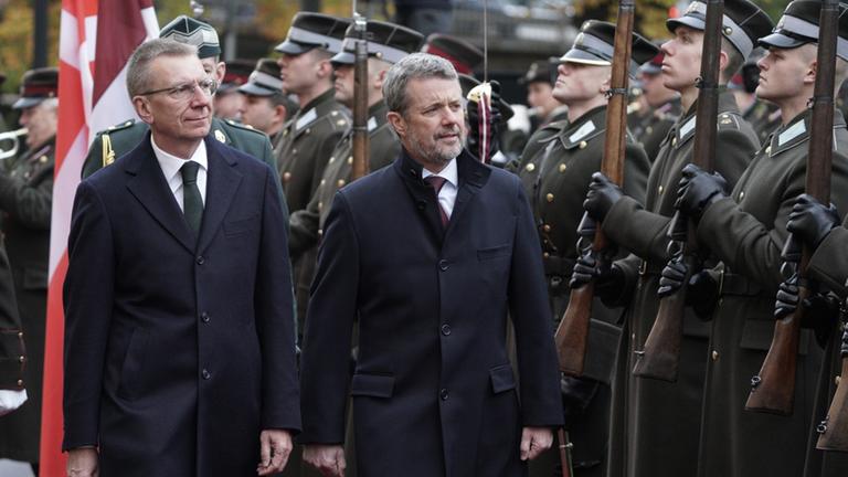 Der dänische König Frederik X. mit dem lettischen Präsidenten Edgars Rinkēvičs in Riga.