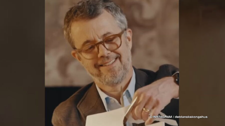 König Frederik bastelt Weihnachtsdekoration