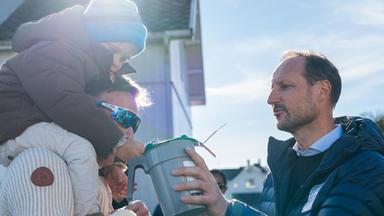 König Haakon ist mit der Spendendose unterwegs und sammelt von Tür zu Tür.