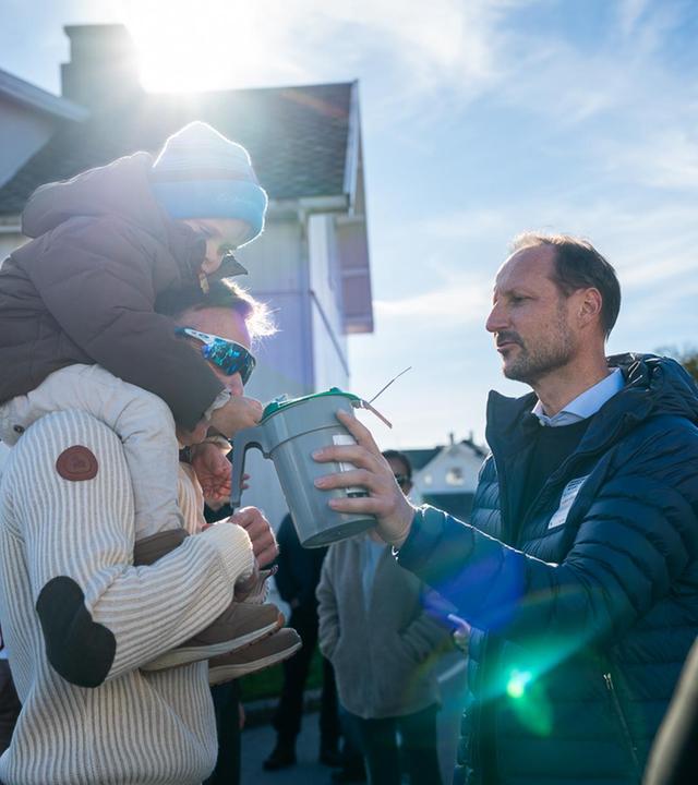 König Haakon ist mit der Spendendose unterwegs und sammelt von Tür zu Tür.
