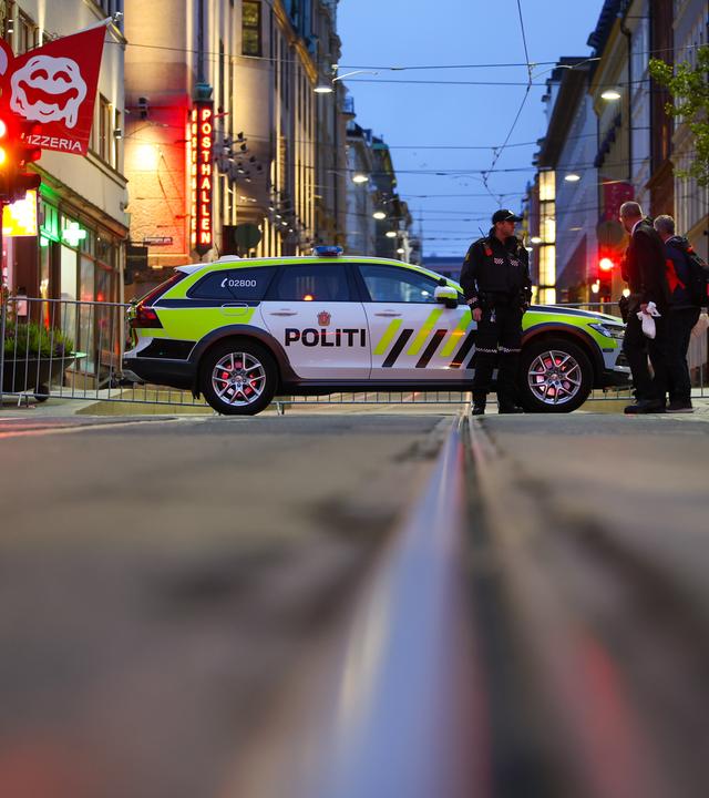 Polizeibeamte bewachen am frühen Morgen des 9. September 2026 das Stadtzentrum von Oslo (Norwegen) im Vorfeld der Trauerfeier für König Harald V.
