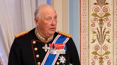 König Harald hält eine Rede