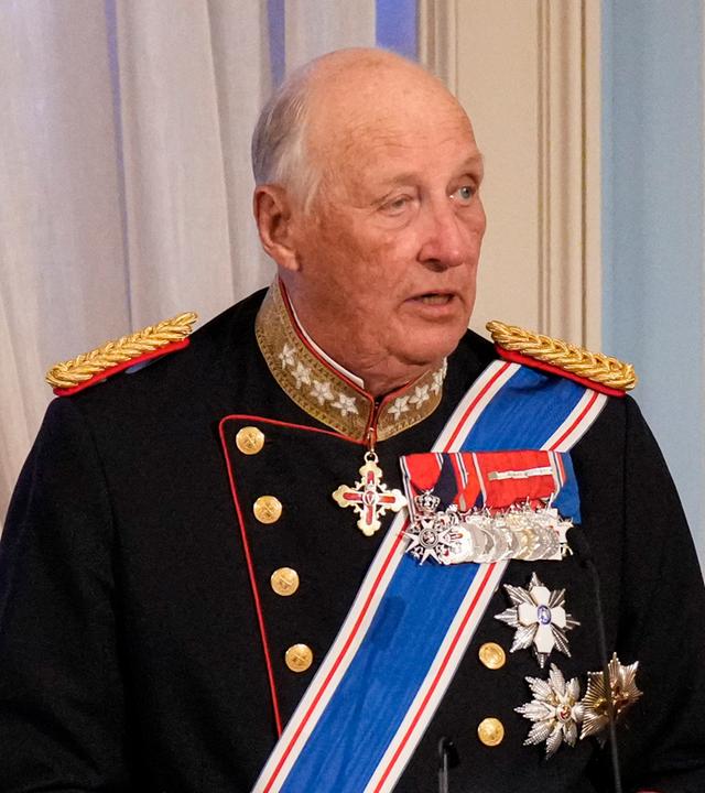 König Harald hält eine Rede
