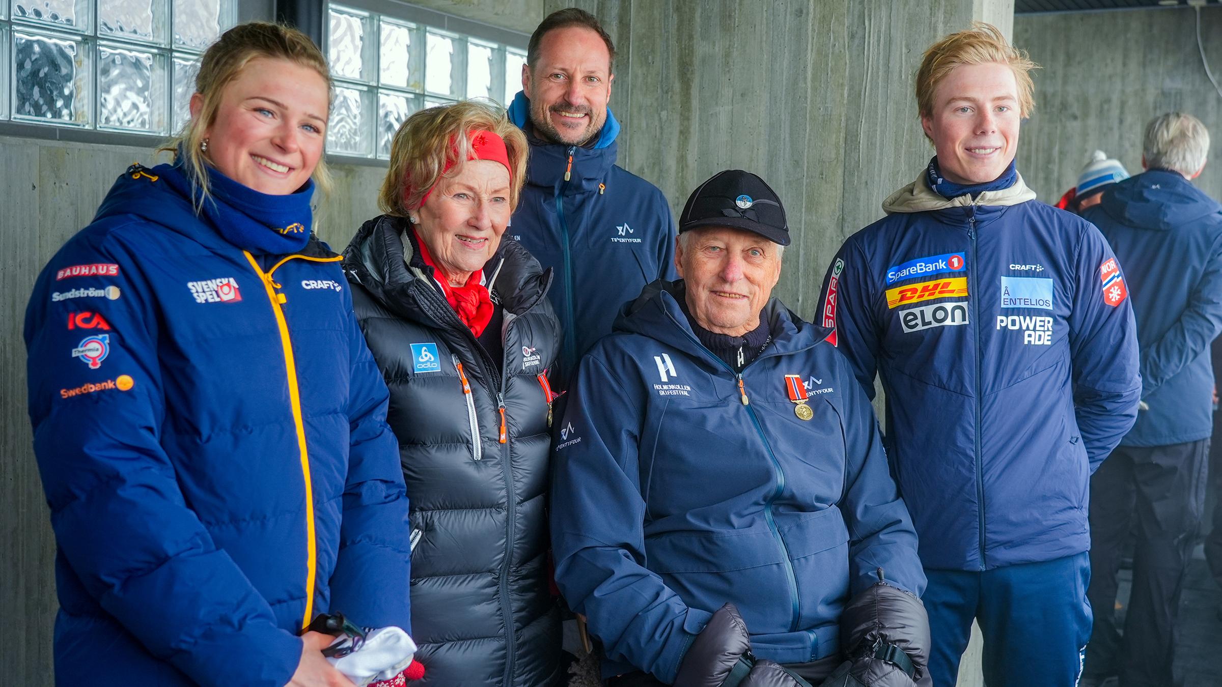 König Harald bei einem Skiwettbewerb. 