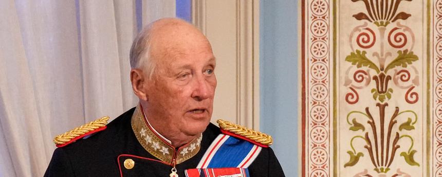  König Harald hält eine Rede vor dem Galadinner im Palast