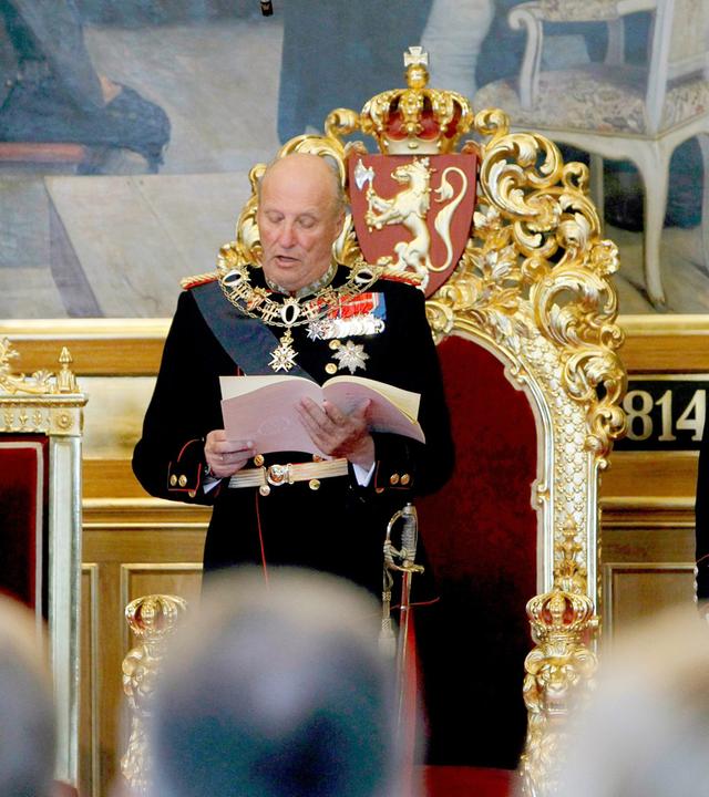 Archiv: Norwegens König Harald V. (M), flankiert von Königin Sonja (l) und Kronprinz Haakon, hält die Regierungseröffnungsrede anlässlich der offiziellen Eröffnung des norwegischen Parlaments, des Stortinget in der norwegischen Hauptstadt.