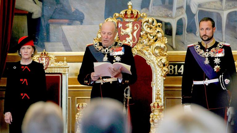 Archiv: Norwegens König Harald V. (M), flankiert von Königin Sonja (l) und Kronprinz Haakon, hält die Regierungseröffnungsrede anlässlich der offiziellen Eröffnung des norwegischen Parlaments, des Stortinget in der norwegischen Hauptstadt.