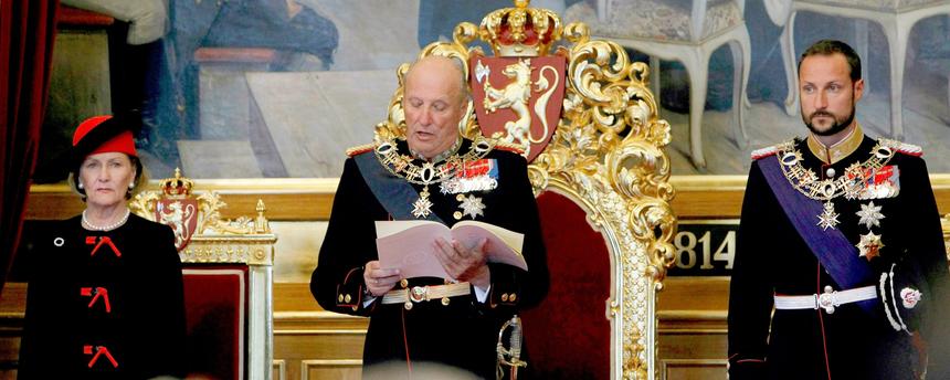Archiv: Norwegens König Harald V. (M), flankiert von Königin Sonja (l) und Kronprinz Haakon, hält die Regierungseröffnungsrede anlässlich der offiziellen Eröffnung des norwegischen Parlaments, des Stortinget in der norwegischen Hauptstadt.