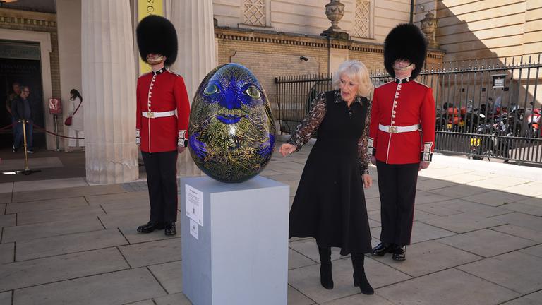 Königin Camilla begutachtet das "Humpty Dumpty Ei".