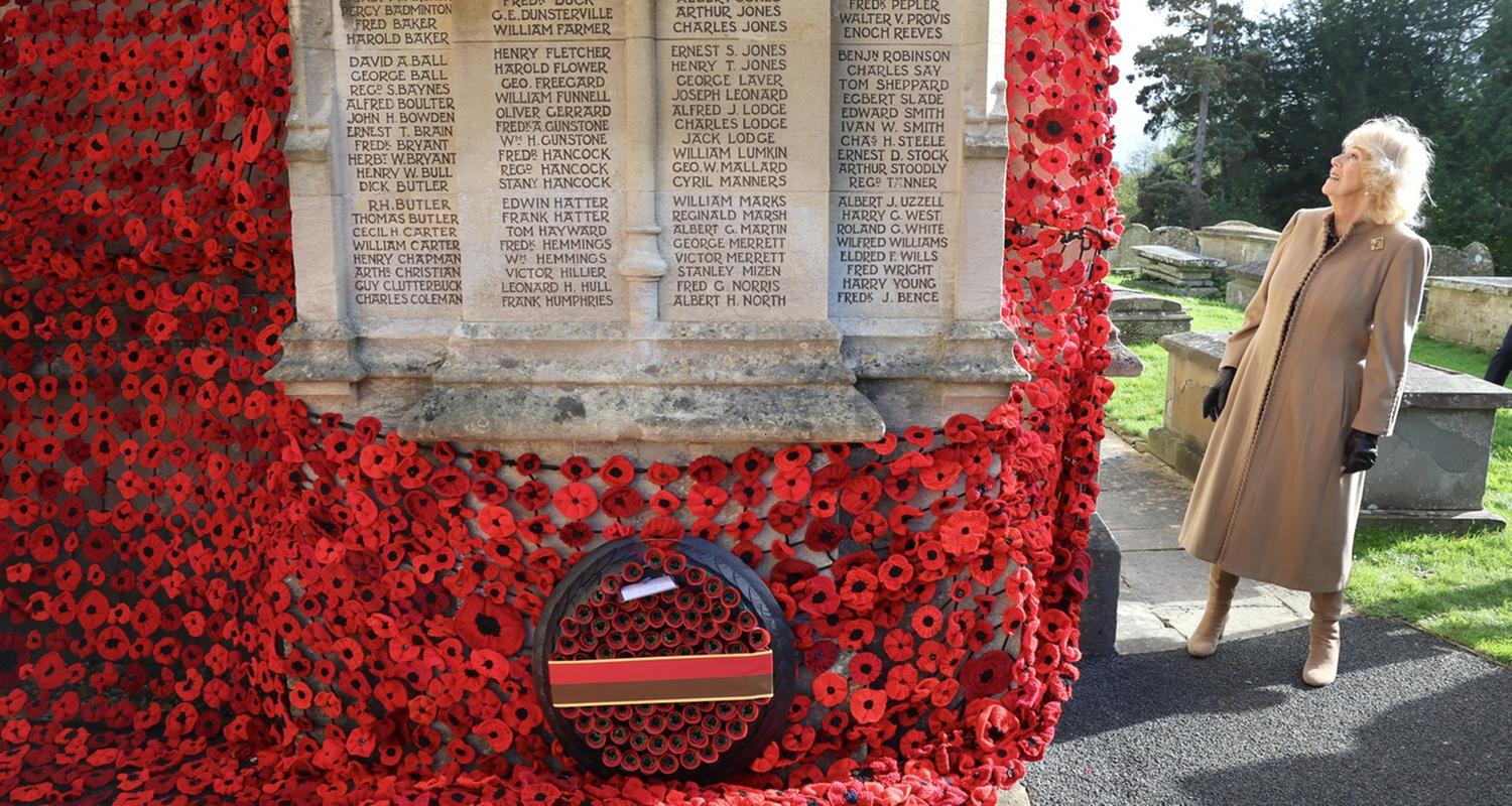 Königin Camilla besichtigte ein mit 10.000 Mohnblumen geschmücktes Kirchenportal, ein Denkmal zum 80-jährigen Jubiläum des Ende des Zweiten Weltkriegs.
