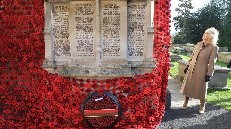 Königin Camilla besichtigte ein mit 10.000 Mohnblumen geschmücktes Kirchenportal, ein Denkmal zum 80-jährigen Jubiläum des Ende des Zweiten Weltkriegs.