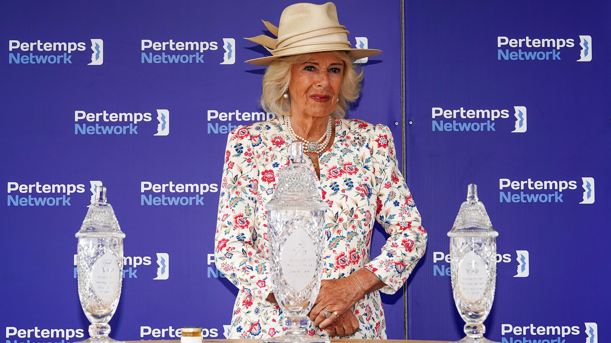 Alle Hände voll zu tun hat die britische Königin bei der Rennserie in York: Trophäen verteilen, Plaketten enthüllen, Hände schütteln. Und der Hut steht Camilla gut. (22.08.2025) 